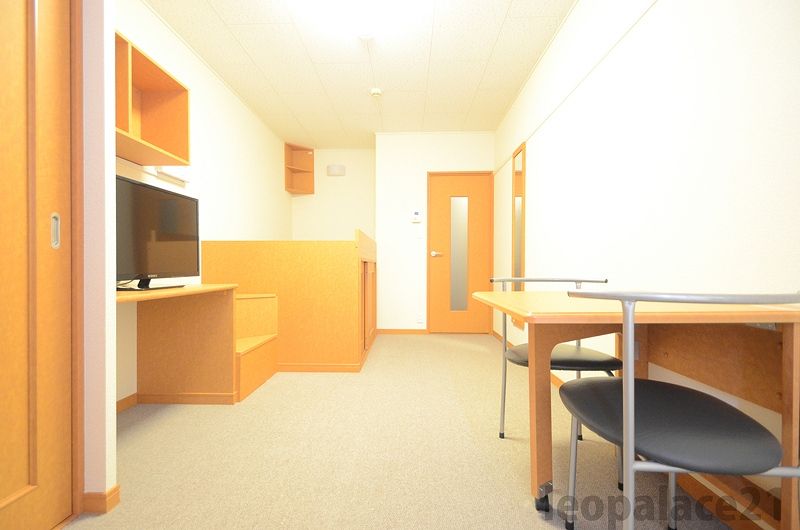 レオパレスシャルム松木町 居間
