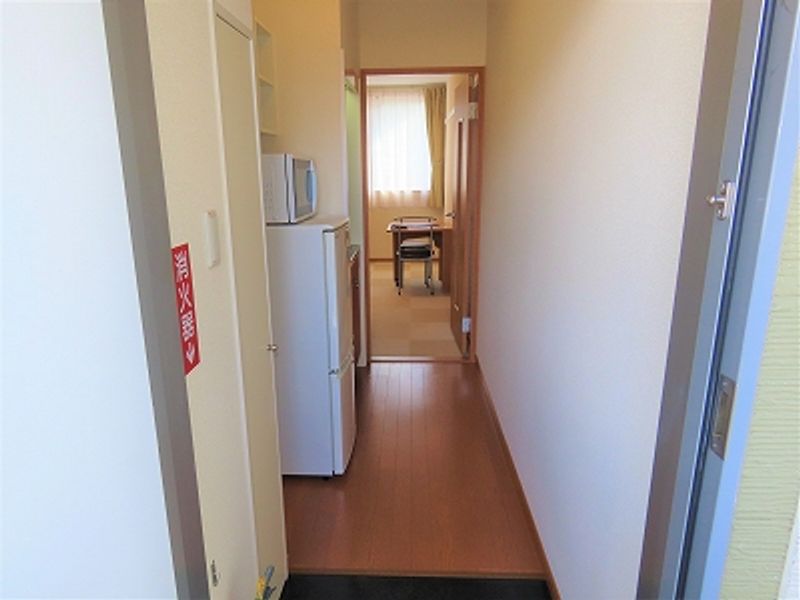 レオパレスつくし 玄関