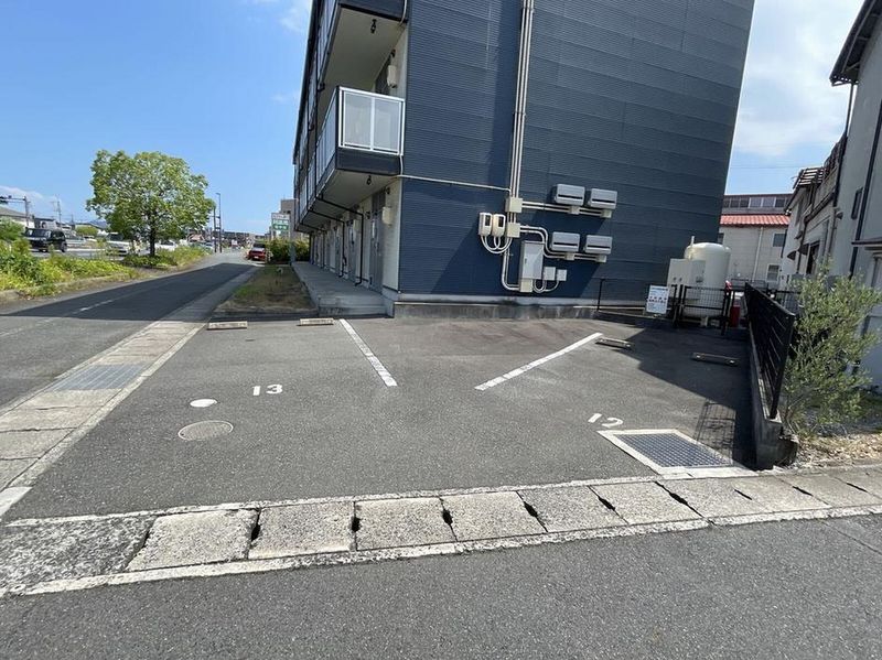 レオパレスファミーユⅡ 駐車場