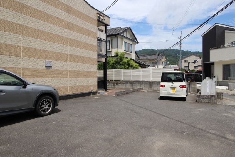 レオパレス紫苑 駐車場