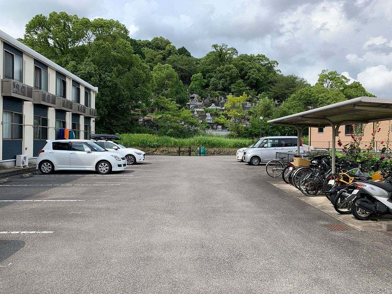 LEONEXT K House III Parking lot