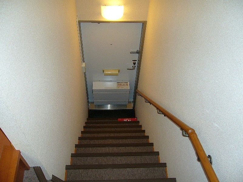 レオパレスルミエール六番館 玄関