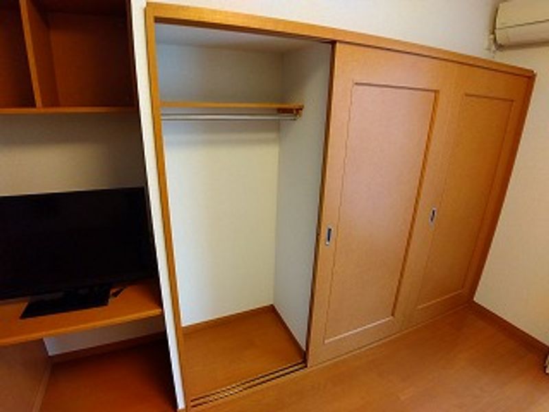 レオパレス一本杉 収納