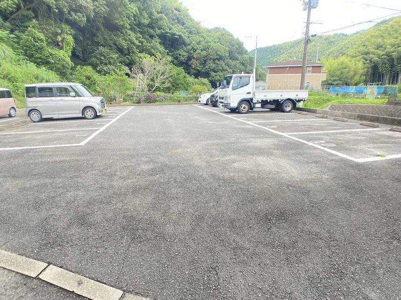 レオパレスＡｍｅｎｉｔｙ　鹿尾 駐車場