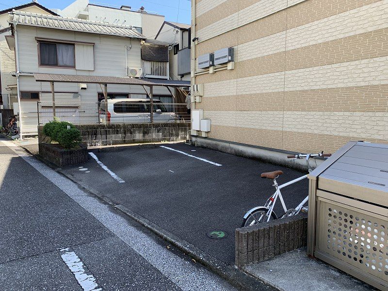 レオパレスアリエル 駐車場