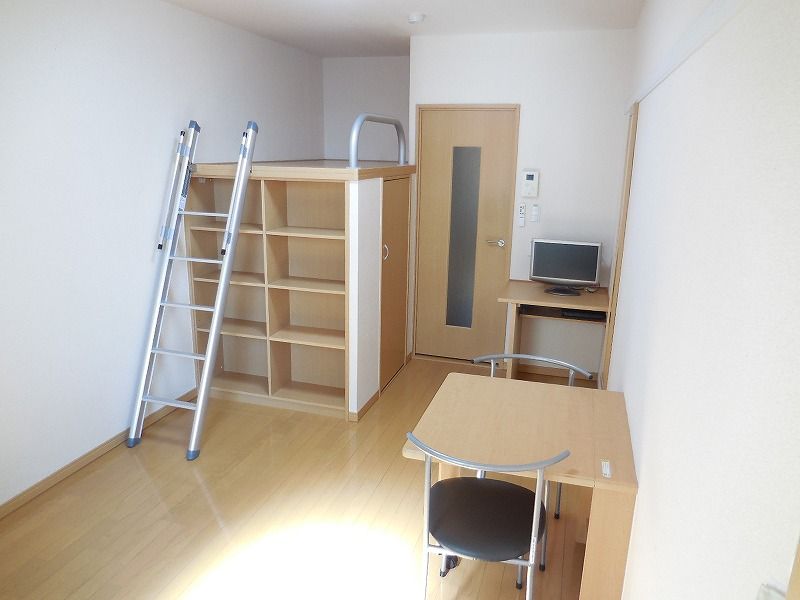 レオパレスラ　ソワ 居間