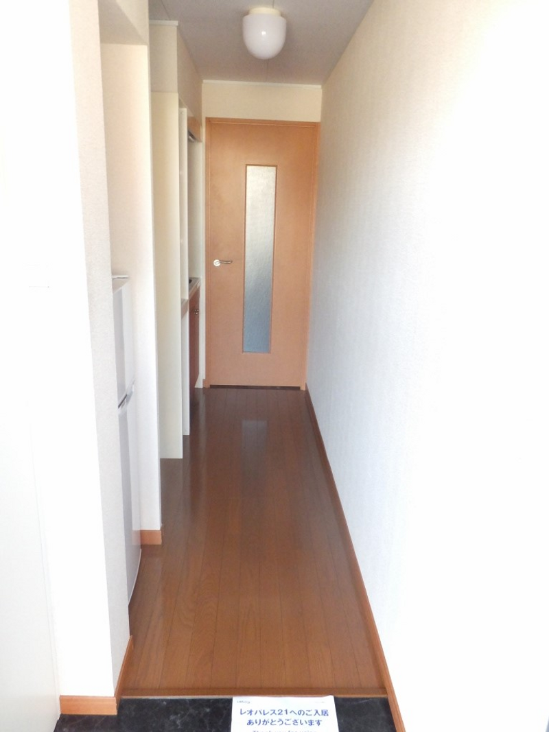 レオパレススミレ 玄関