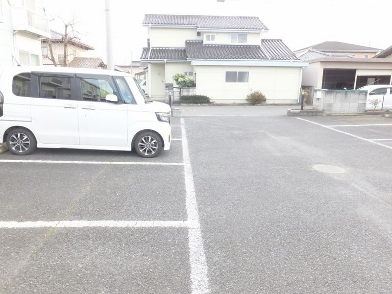 レオパレスユキコーポ７７ 駐車場