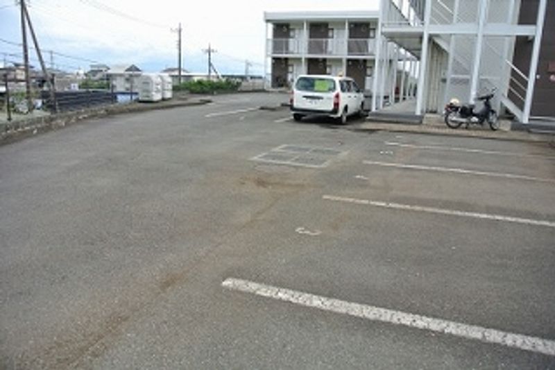 レオパレスフラワーハイツ 駐車場