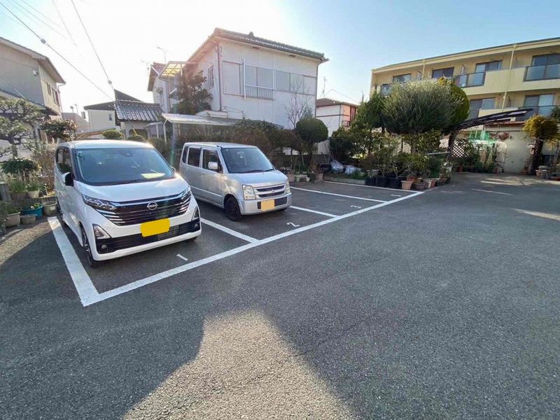 レオパレスグランシャリオ 駐車場