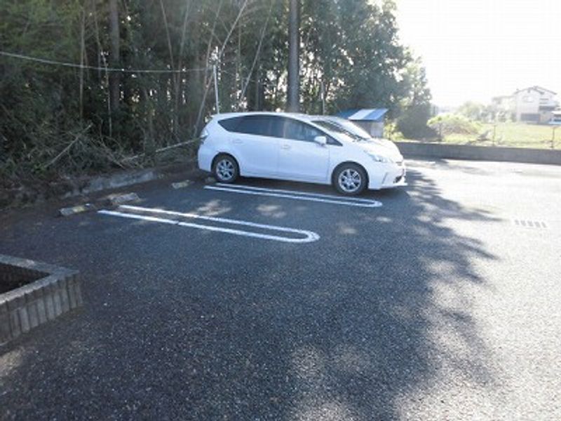 レオパレスアムールⅢ 駐車場