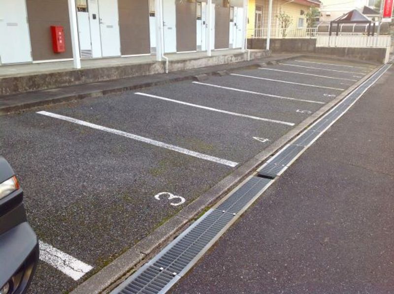 レオパレスヤチヨ 駐車場