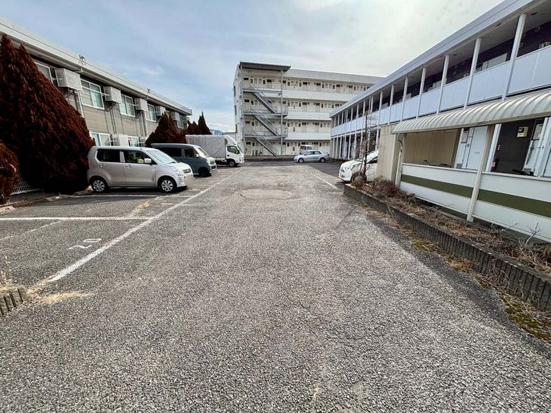 レオネクストメルシー西原 駐車場