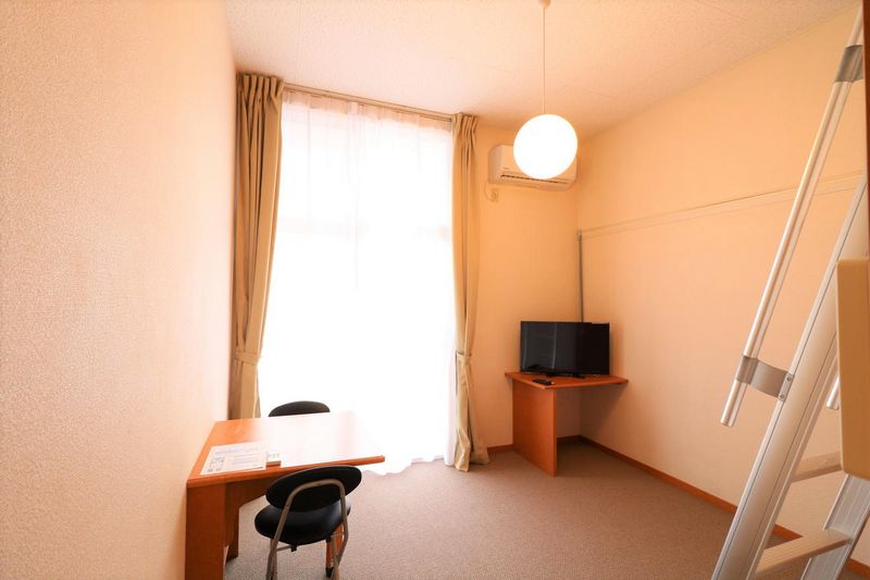 レオパレスタウンディ 居間