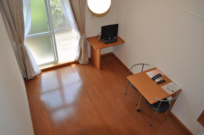 レオパレストラスト 居間