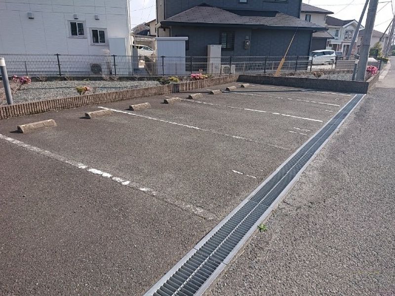 レオパレスエターナル 駐車場