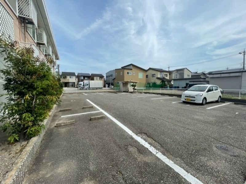レオパレスラディッシュ 駐車場
