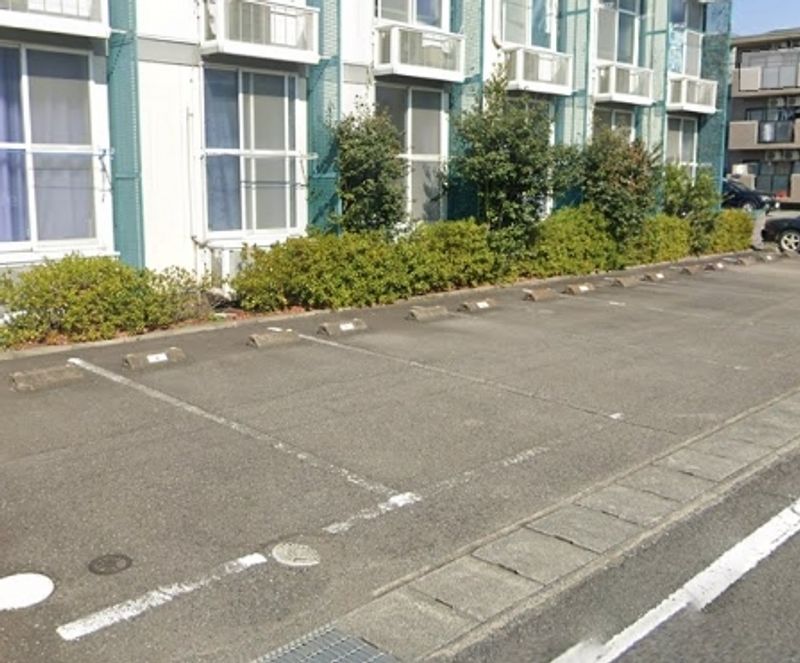 レオパレスアロマ 駐車場