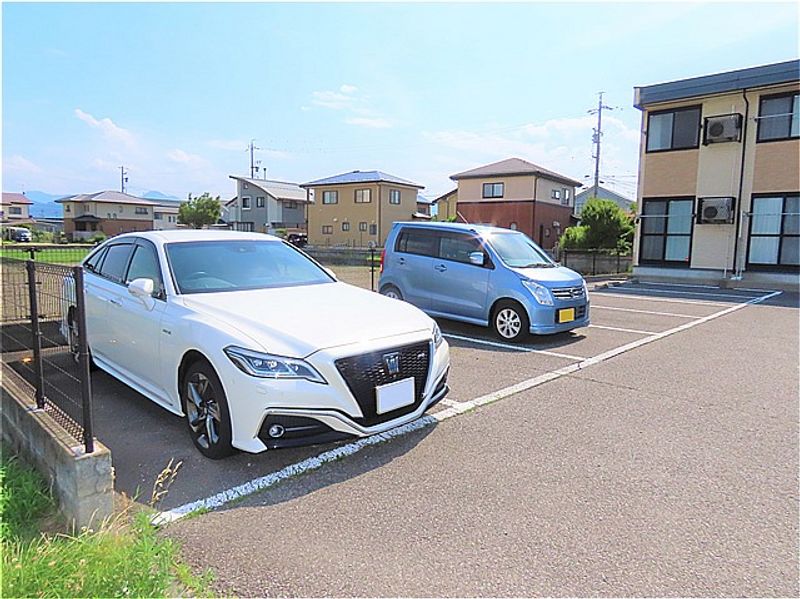 レオパレスエストレージャ２１ 駐車場