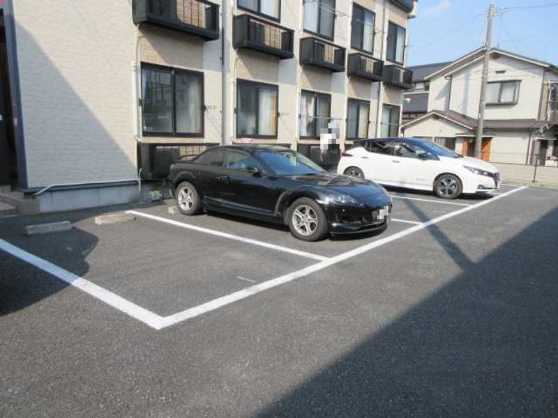 レオパレス彩 駐車場