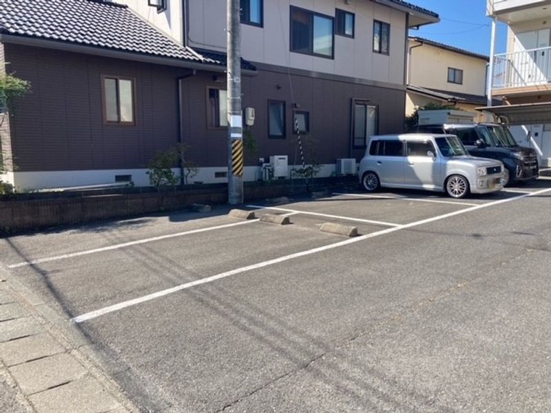 レオパレスハイマット 駐車場