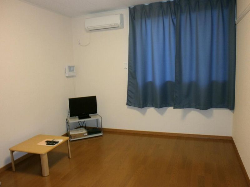 レオパレス東錦見 居間