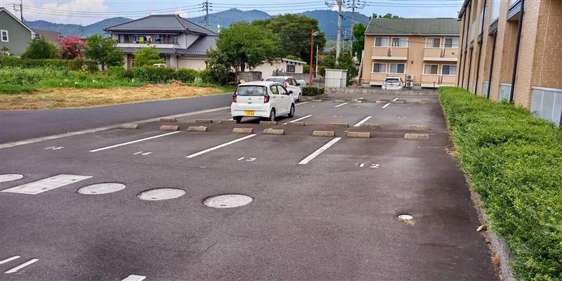 レオパレスグランシャリオ一宮 駐車場