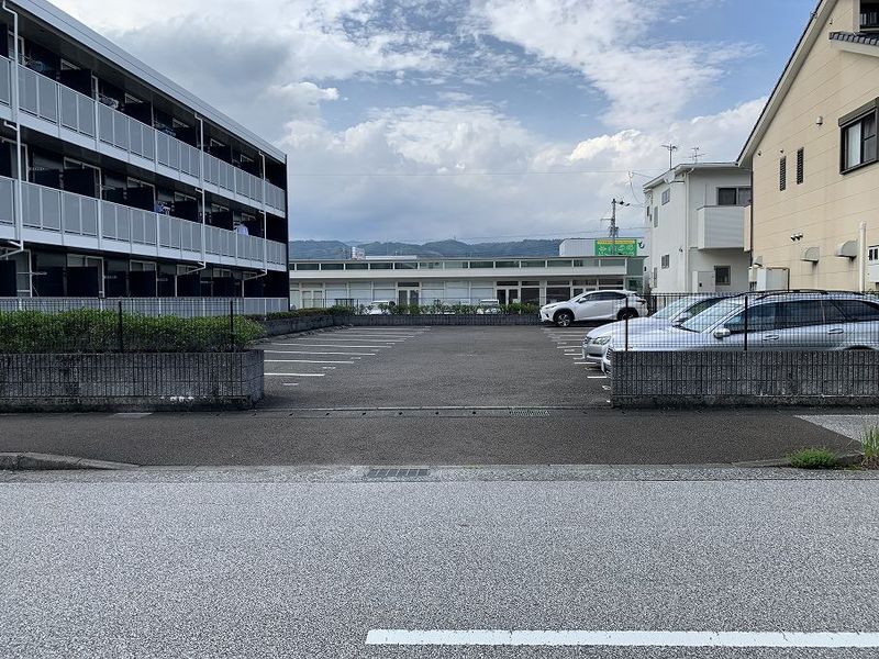 レオパレスアデッソⅡ 駐車場