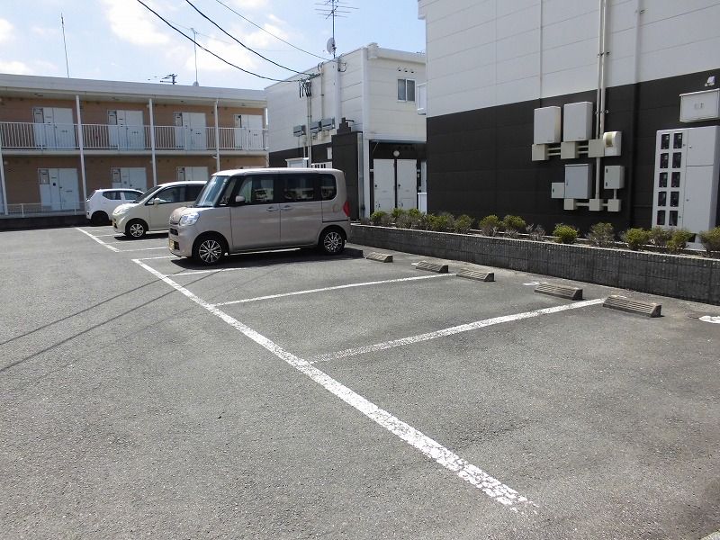 レオパレス中屋敷ソレイユ 駐車場
