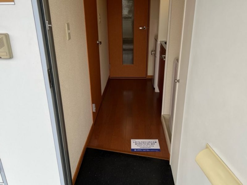 レオパレスアルファ 玄関