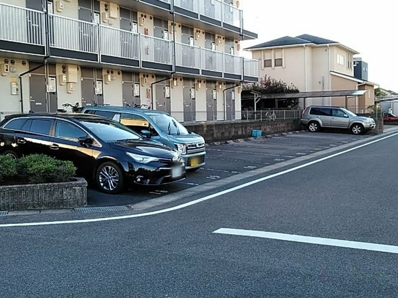レオパレスグランズ浄水 駐車場