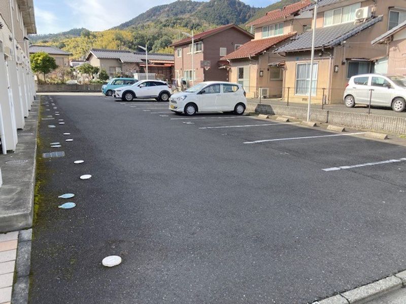 レオパレスクレインコート平田 駐車場