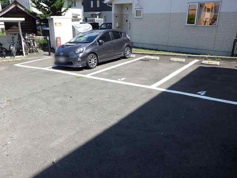 レオパレス岩山口 駐車場
