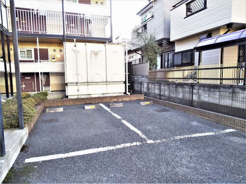 レオパレスレクエルド 駐車場