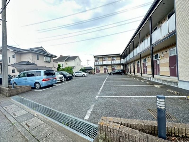 レオパレス椿原 駐車場