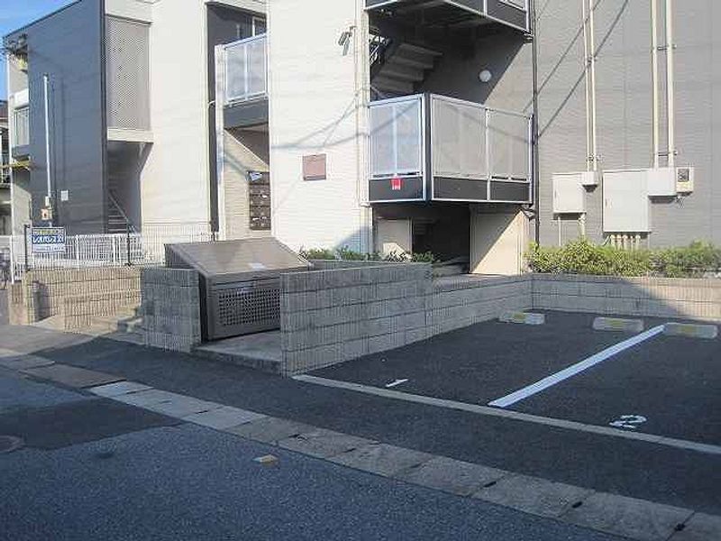 レオパレスフリーダムベッセルⅢ 駐車場