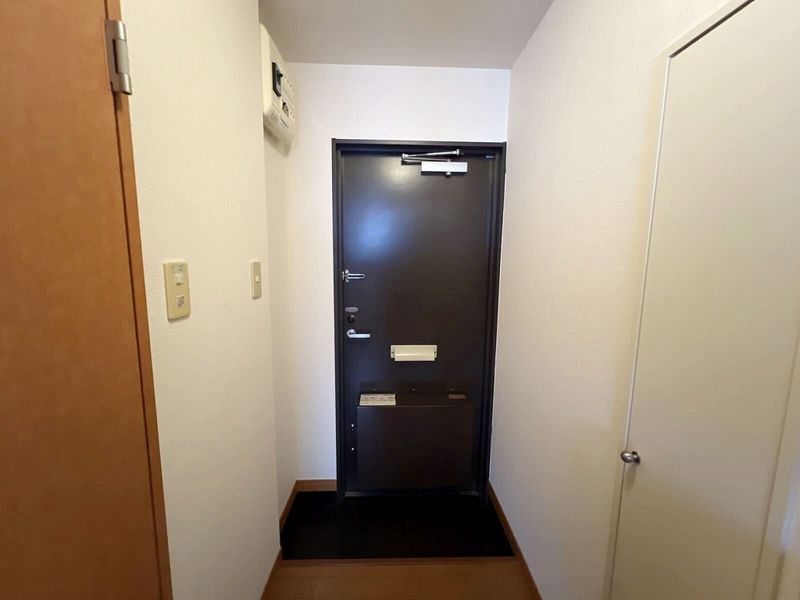 レオパレスアムール 玄関