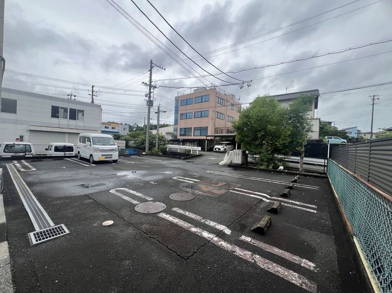 レオパレスブロード・ミヤワキ 駐車場