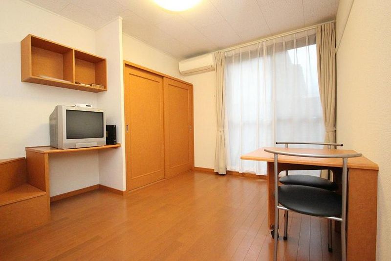 レオパレスファミリー 居間