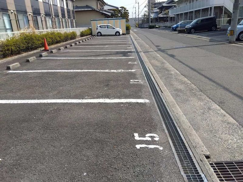 レオパレスルミエール 駐車場