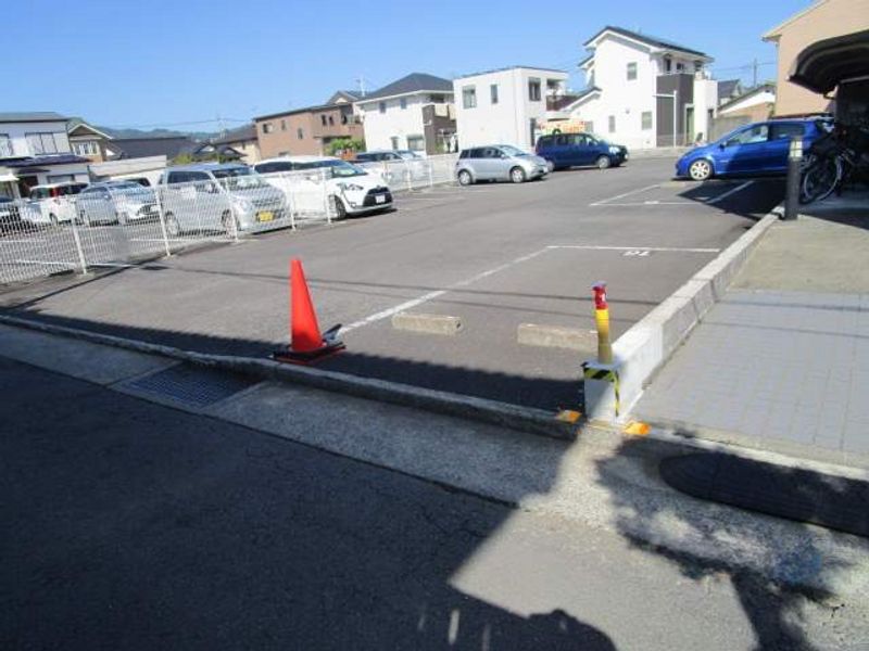 レオパレスエスポアールⅢ 駐車場