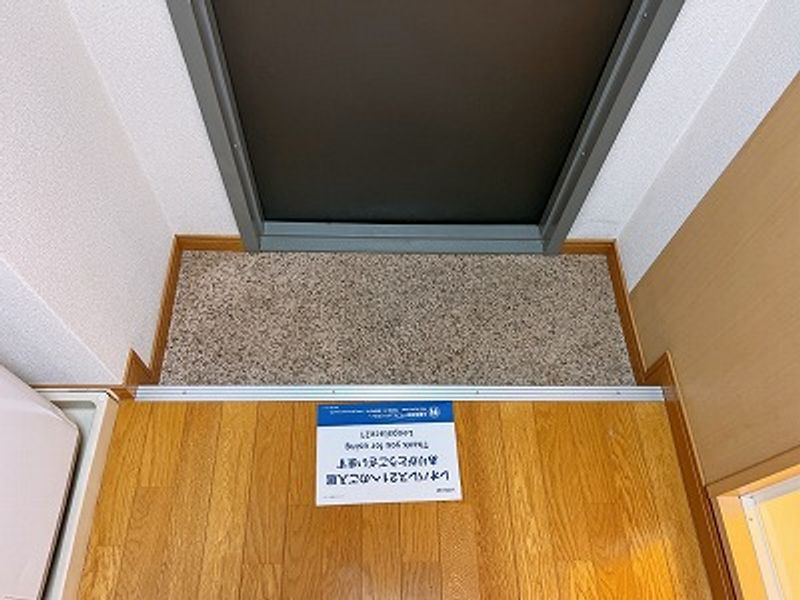 レオパレスドミール 玄関