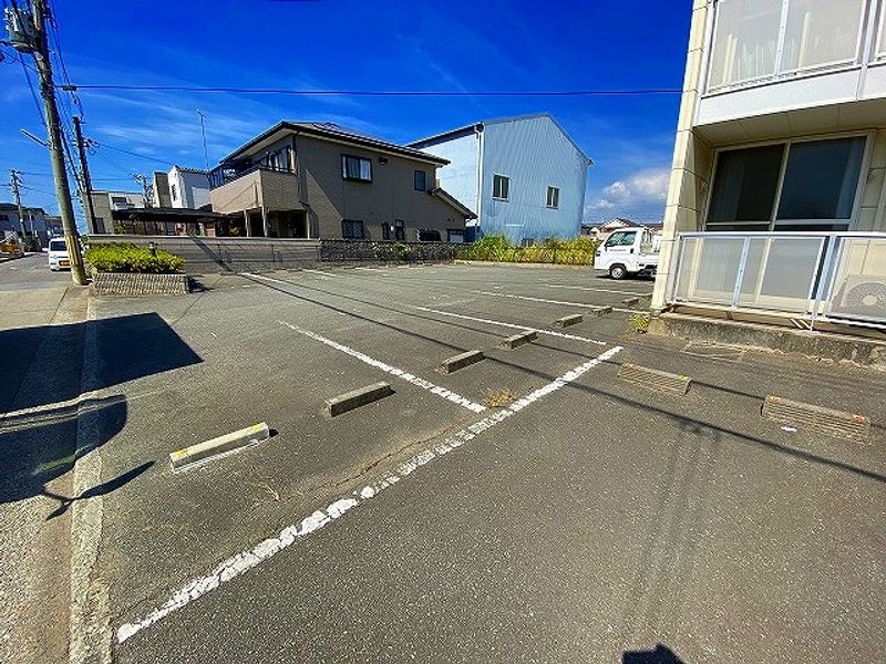 レオパレス青松 駐車場