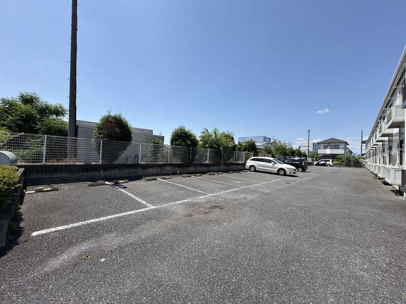 レオパレスウィル７７ 駐車場