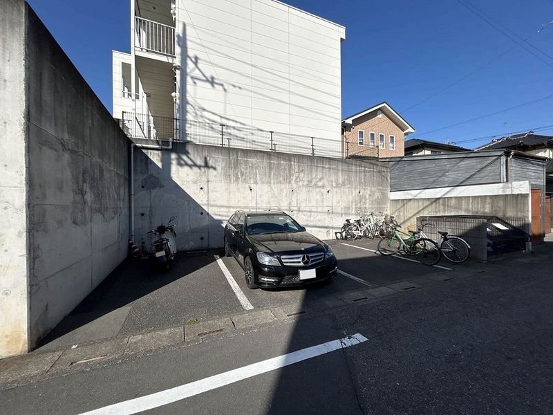 レオパレスクレスト 駐車場