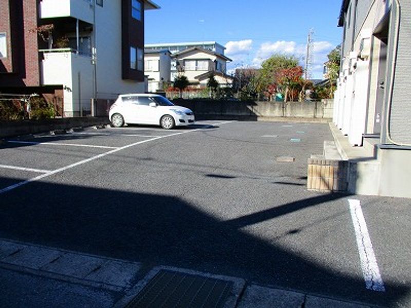 レオパレスグランパ 駐車場