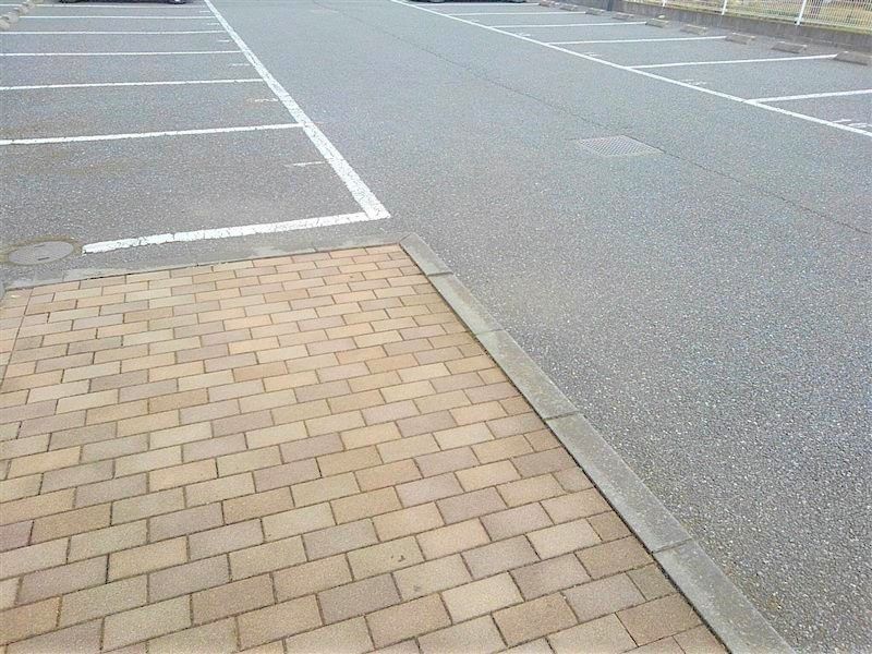 レオパレスつばさ 駐車場