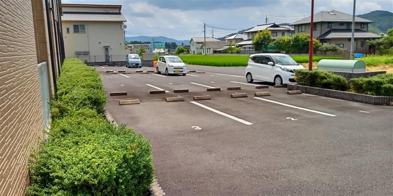 レオパレスグランシャリオ一宮 駐車場