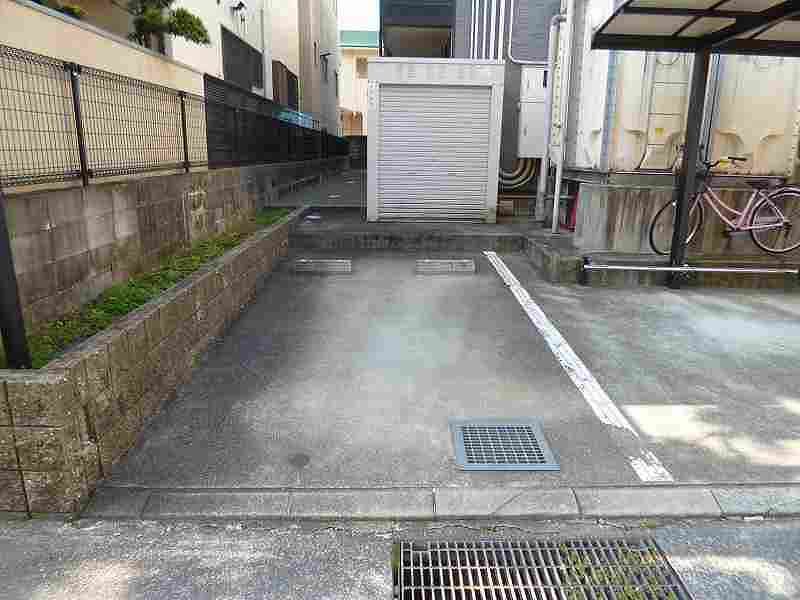 レオパレスフレア九品寺 駐車場