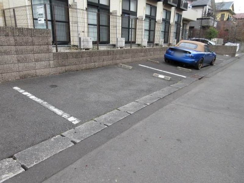 レオパレスエムファーム 駐車場